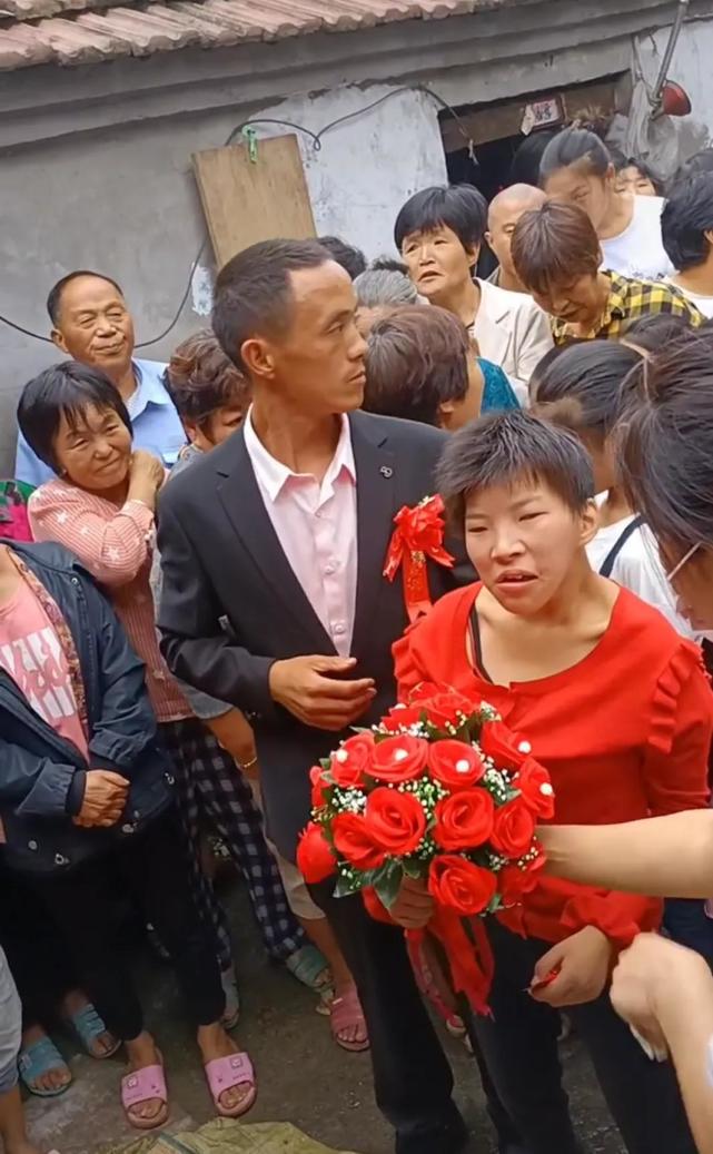 疾病毁了新娘的智商,贫穷限制了新郎的眼光.