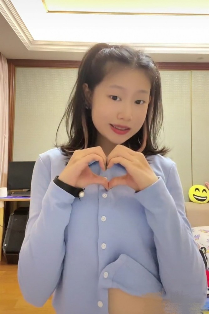 小沈阳14岁女儿跳舞化浓妆挑染粉色头发露蛮腰被赞有女团范儿