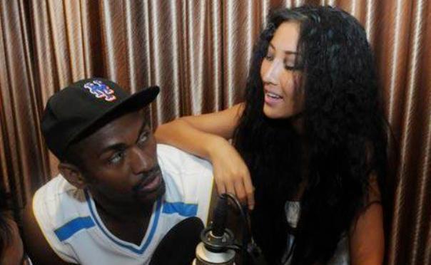 他的上一任女友高新新就是例子,当初她带着憧憬和阿泰赴美,但最终却