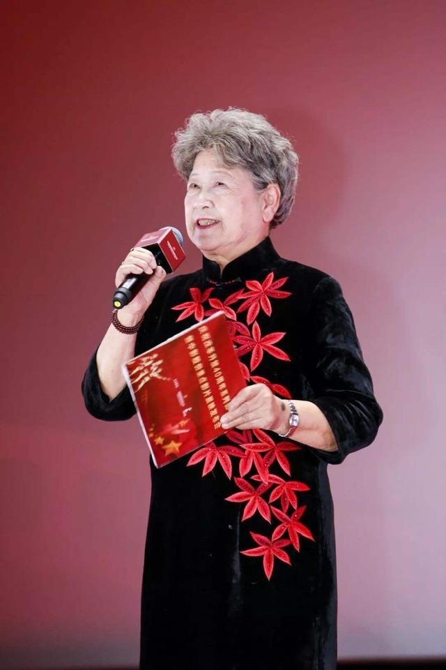 86岁陶玉玲老得优雅,穿一身旗袍端庄大气,活出奶奶辈想要的精致