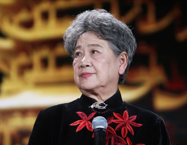 86岁陶玉玲老得优雅,穿一身旗袍端庄大气,活出奶奶辈想要的精致