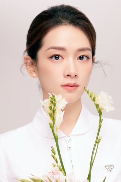 陈昊宇轻熟风写真曝光妆容淡雅眼中尽显柔和与平静
