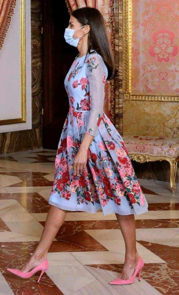 西班牙王后真节俭，一双粉红高跟鞋反复穿，撞衫影后也不输气场国家玮的课多少钱