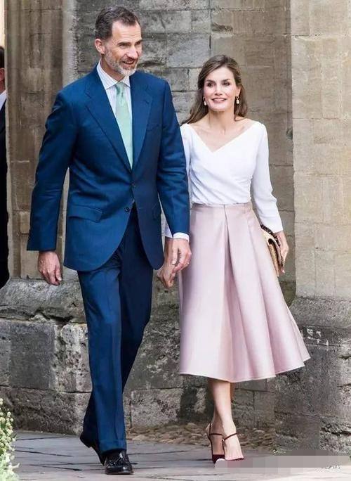 西班牙王后真节俭，一双粉红高跟鞋反复穿，撞衫影后也不输气场国家玮的课多少钱