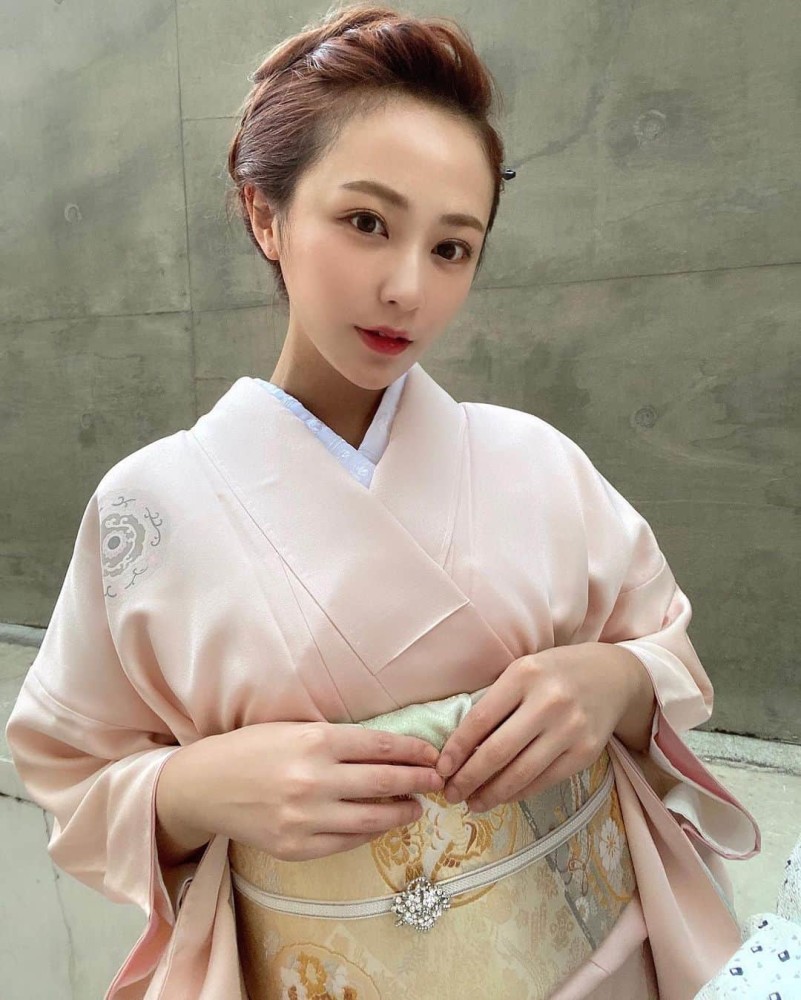 人气youtuber,桥本甜歌,展示了lv泳装的样子_腾讯新闻