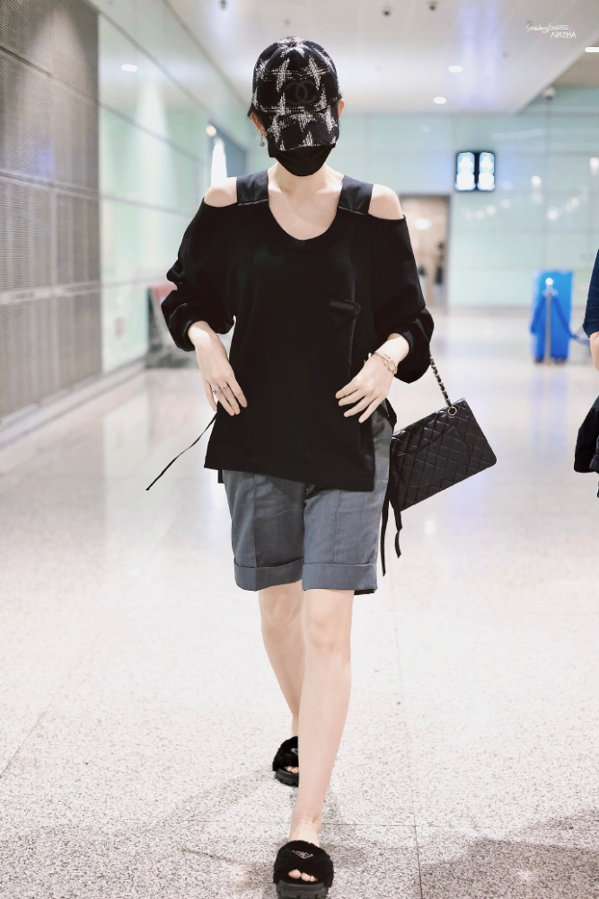 古力娜扎穿拖鞋走机场造型随意却不失潮流只是也太瘦了吧