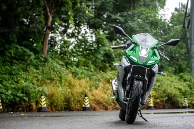 很显然,这价格就是对准了gsx250r.