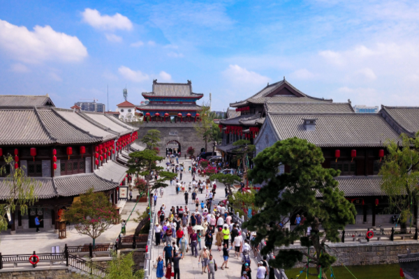 山东莒县古城走红,三天时间接待游客20万,这个夏天属于莒县古城
