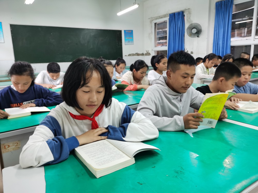 开学啦绵阳昭觉班迎来新一批彝区学生