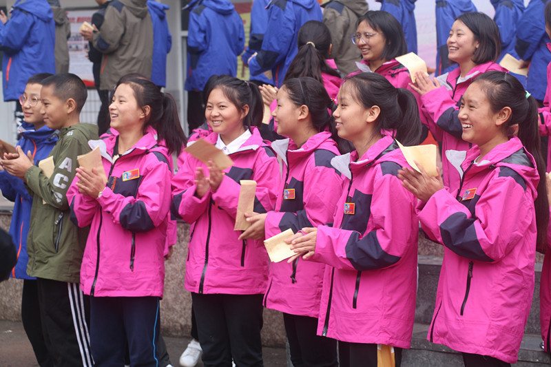 中学老师的悉心指导教育下,2021年中考,"绵阳昭觉班"的47名昭觉初中