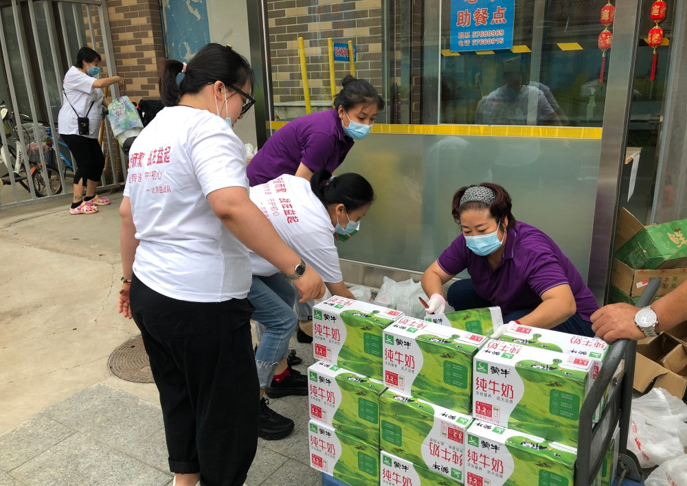 肖战真是正能量艺人,小飞侠向敬老院捐赠食物,现场照片十分感人