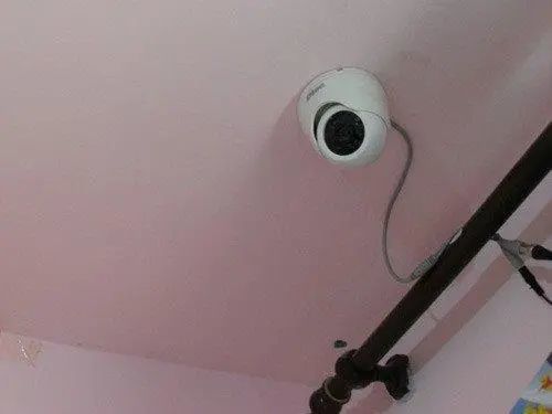 宝妈在客厅安装摄像头,转眼被婆婆拔掉:你这么做是在监视我!_腾讯新闻