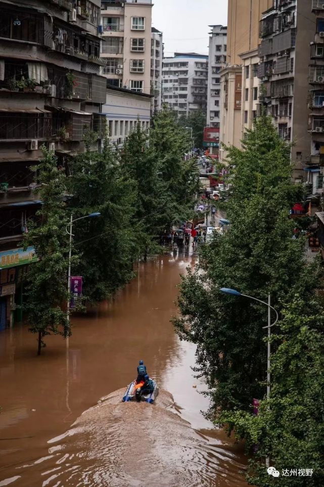 奋战在一线的志愿者滨河路渠县状元桥明月大桥流江河汇入渠江6日上午