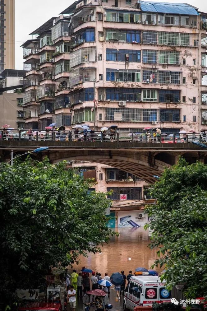 奋战在一线的志愿者滨河路渠县状元桥明月大桥流江河汇入渠江6日上午