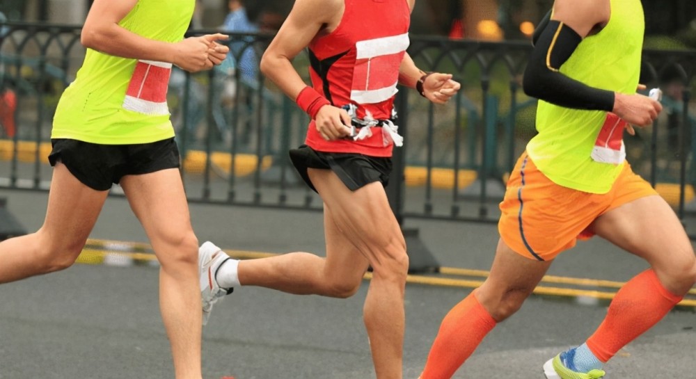 马拉松比赛时被子弹击中他误以为是石头顶着大包获得冠军