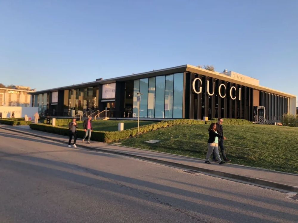 prada和gucci是the mall里仅有的两家需要排队的商店,prada的特点也是