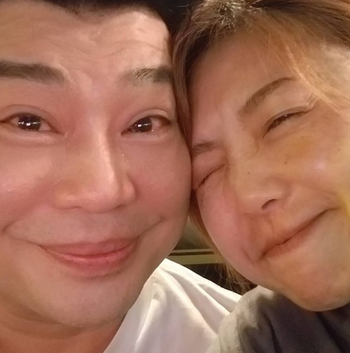 梅小惠阮兆祥贴脸合影不避嫌,两人曾合伙买房,男方的女友不介意_腾讯