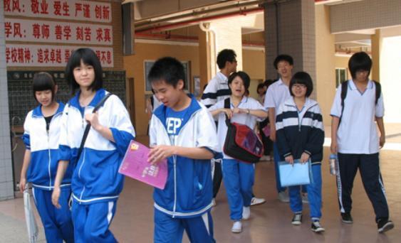 江苏某初中学校顶风作案，设置重点班还不够，居然给学生“特权”