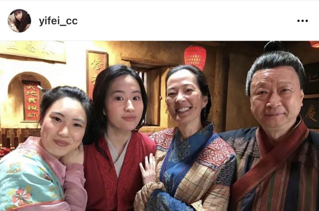 刘亦菲晒花木兰幕后美照与花家4人幸福合影一袭红衣气场全开