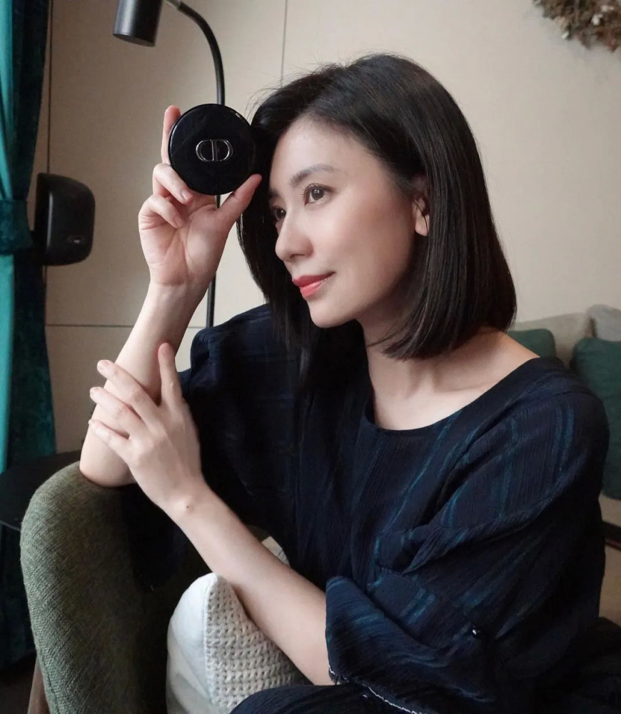 贾静雯46岁气色真好,白色衬衣"反着穿",减龄穿搭展露知性美!