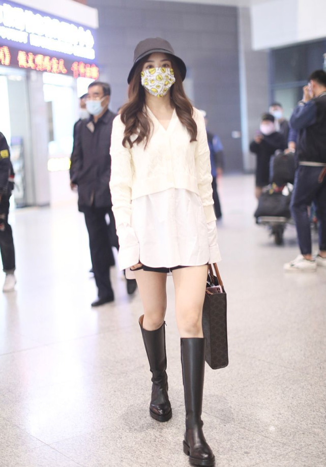 张含韵真有32岁了白色款式衬衫配长筒靴青春靓丽看着顶多20岁