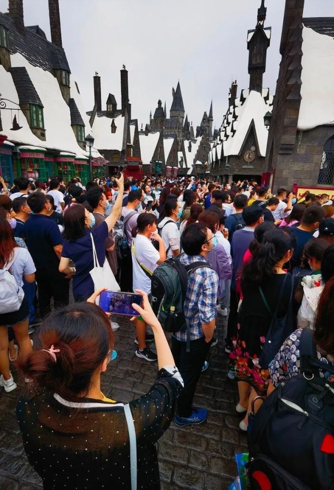 霸天虎过山车项目虽需排队120分钟,但变形金刚基地景区内人流没有