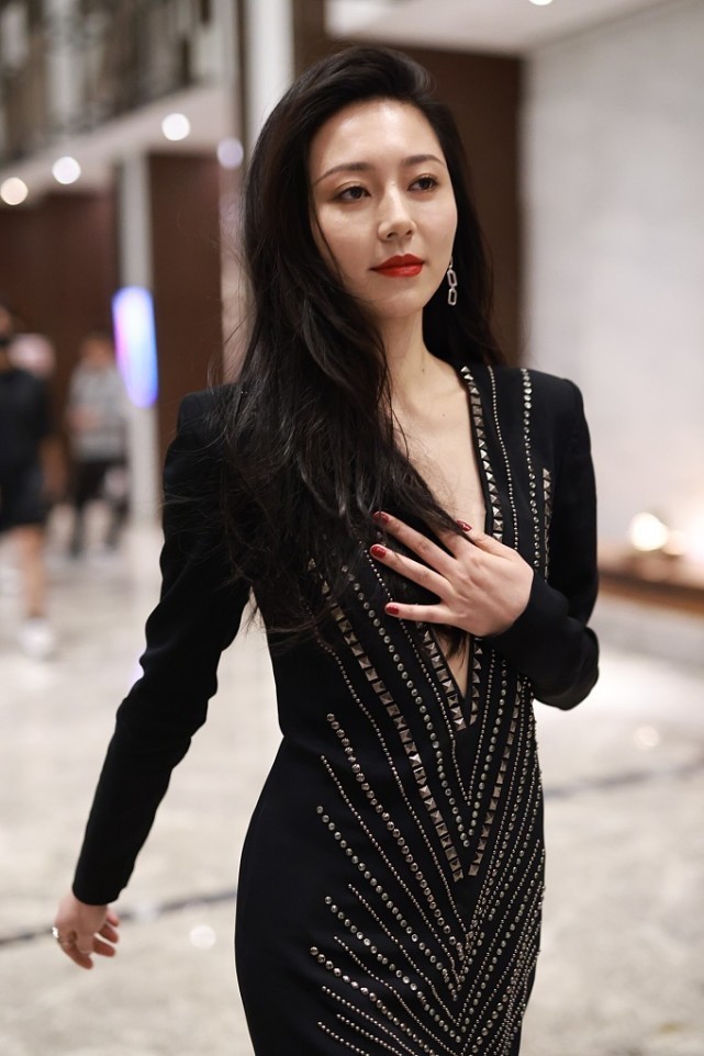 黄梦莹的气场好强身材不如老板杨幂但魅力和风韵却一点不输