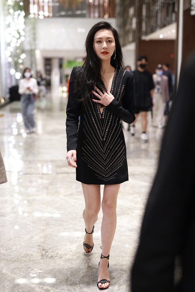 黄梦莹的气场好强,身材不如老板杨幂,但魅力和风韵却一点不输