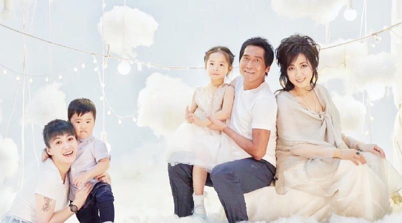 2010年齐秦和孙丽雅在美国注册结婚,2011年孙丽雅为齐秦生下了一个