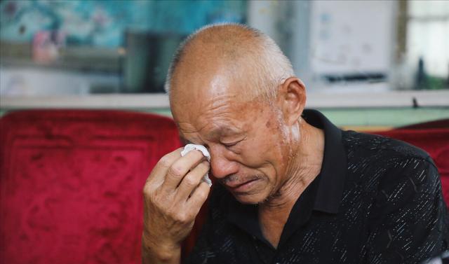 71岁老人:晚年独身后,去兄弟姐妹家走一圈,发现人老了都很可怜