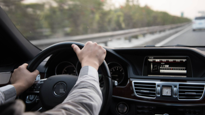 要胆大心细很多新手司机,刚开始开车时战战兢兢,生怕刮花车撞到人等等