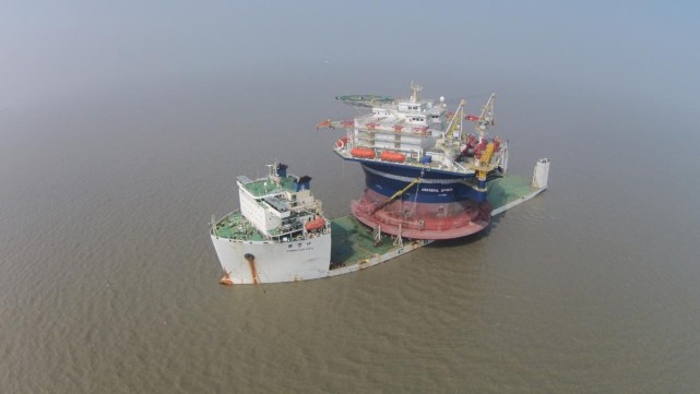 图为半潜船在海上航行