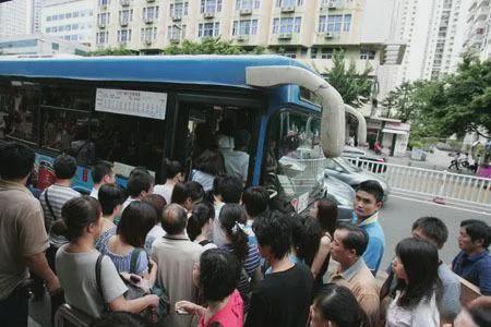 今年7月,福州市 臺江區步行街周邊接連發生多起女乘客乘坐公交車時