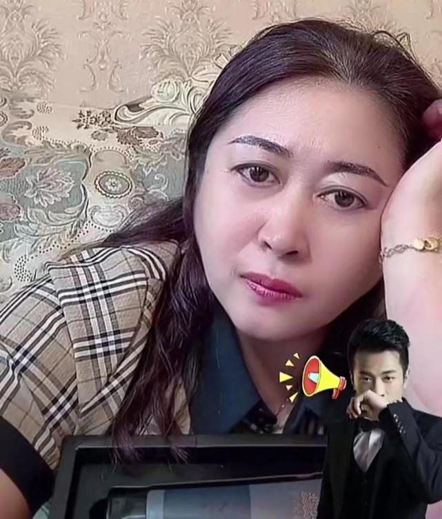 辛巴母亲直播时被黑粉狂骂,辛巴:给100亿也不愿家人被攻击