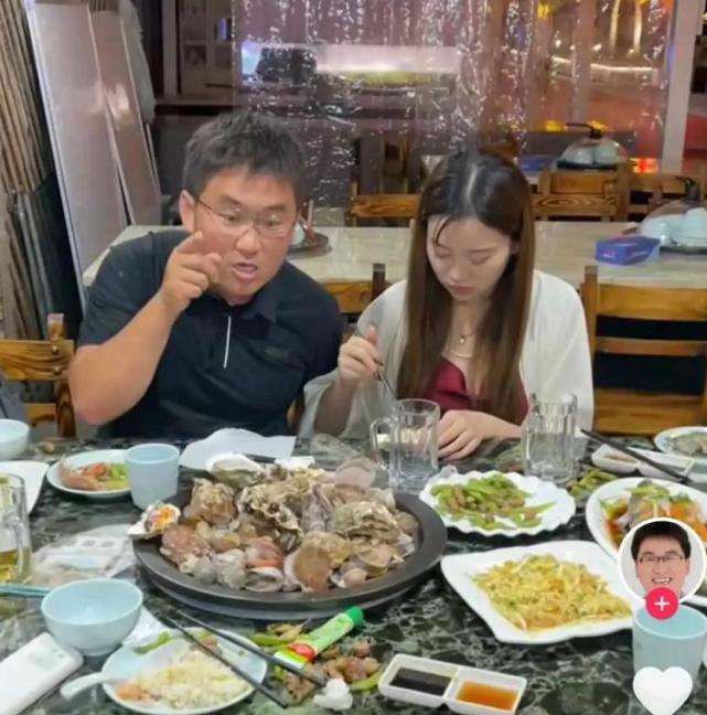 网红姜涛吐槽青岛饺子太贵,遭当地市民气愤围堵,闹到出动民警