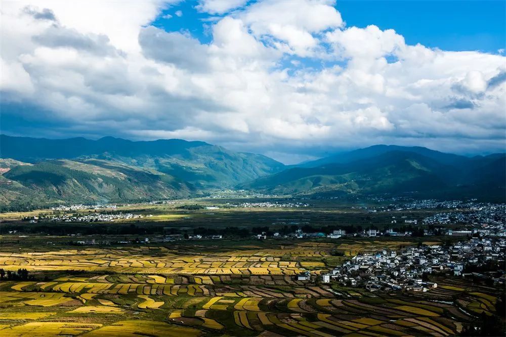 秋风乍起,和大理凤羽小镇来一场相拥