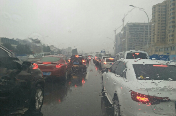 雨天开车小技巧以及下雨天开车时有哪些注意事项
