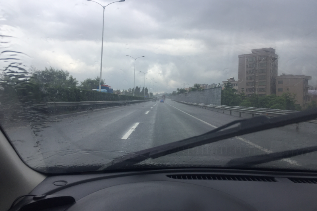 雨天开车小技巧以及下雨天开车时有哪些注意事项