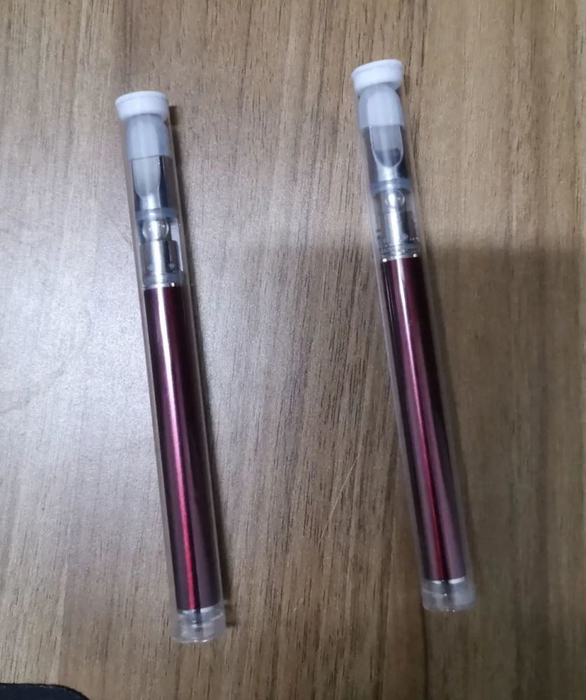 普通电子烟的主要成分是水,丙二醇 甘油,尼古丁和调味剂等