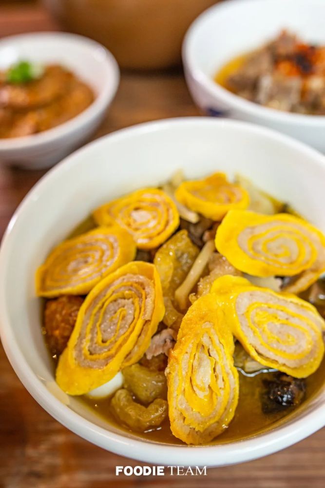 头碗菜食材配料都十分丰富,满足一桌人的不同胃口.