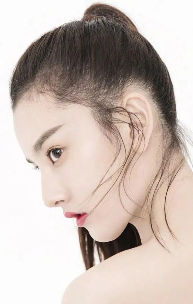 这也是不少大美人的额头形态,配合高眉心三角,大量感五官简直了,妥妥