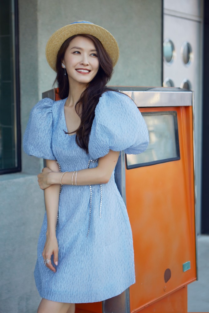 徐洁儿室外风写真发布治愈笑容尽显温柔甜美