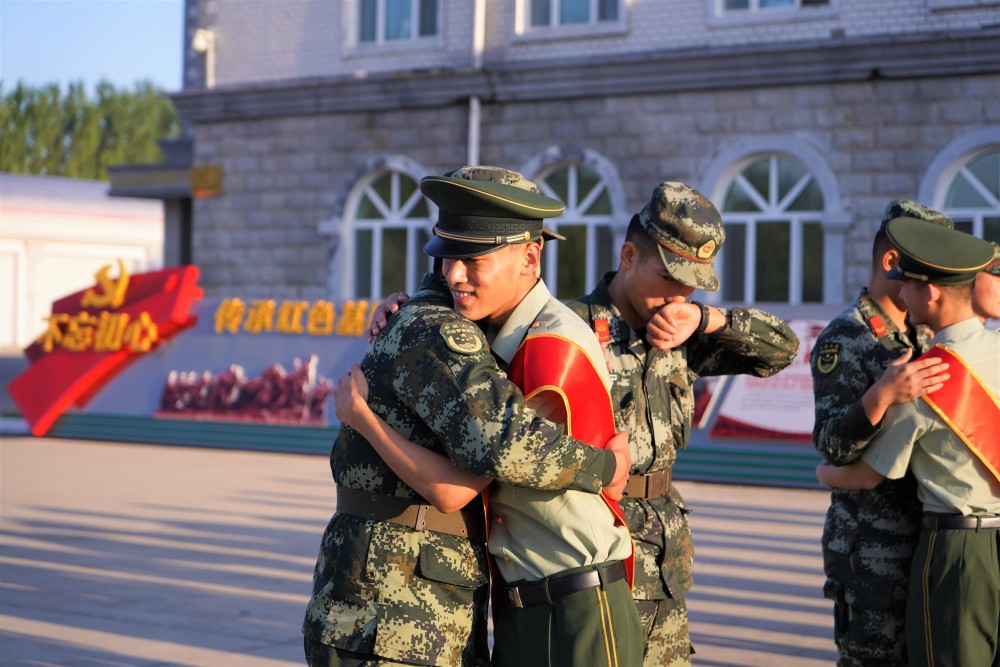 武警黑龙江总队:新警官送老兵