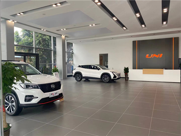 探店长安汽车:展厅环境优美,cs75plus最为热销