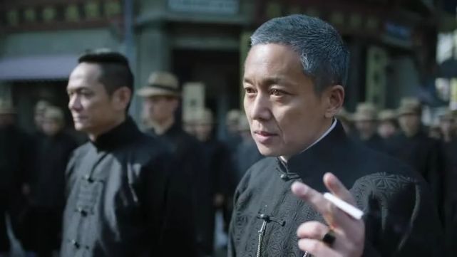 《远大前程》中心狠手辣的上海滩大亨张万霖;《他来了请闭眼》中的