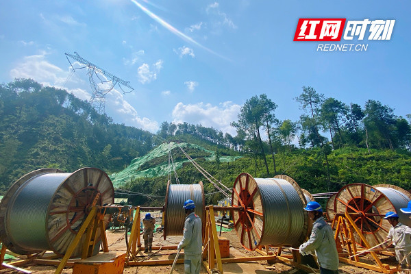 湖南在建电压等级最高线路进入架线施工阶段 预计今年底投运