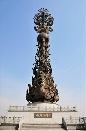 比如2009年在浙江杭州完工的雕塑《百鸟朝凤》,由青铜铸造,花岗岩雕刻