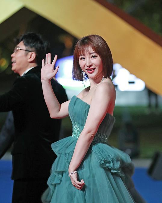 柳岩的微胖身材一点也不丑,穿抹胸裙曲线饱满,配娃娃头也太嫩了_腾讯