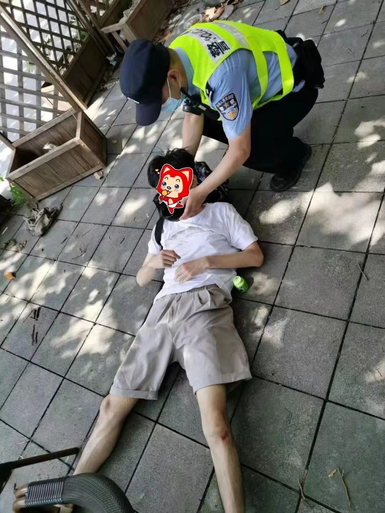 杨浦街头一小伙突然倒地!晕倒原因竟然是……_腾讯新闻