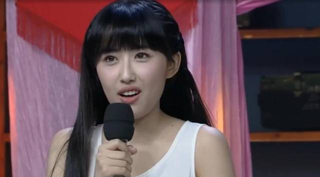 蹿红后,康逸琨又顶着"人大女神"的头衔,参加了《天天向上》《非常了得